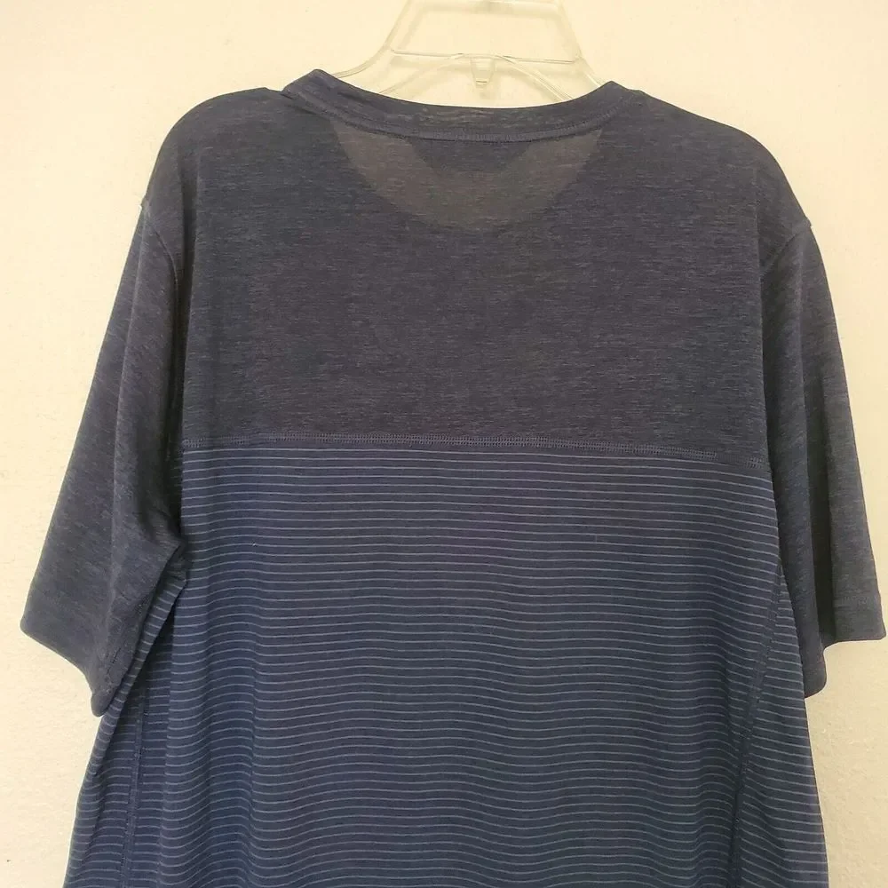 The North Face Men's M Crag Crew FlashDry W/ Pocket Short‎ Sleeve Blue Stripes